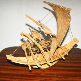 Stary, drewniany model trzymasztowego katamarana