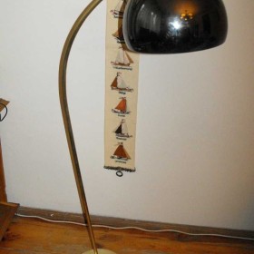 Mosiężna lampa podłogowa z metalowym kloszem