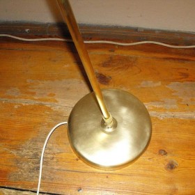 Mosiężna lampa podłogowa z metalowym kloszem
