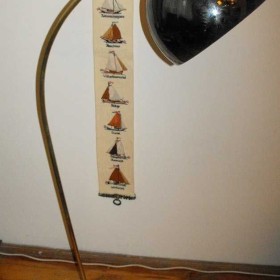 Mosiężna lampa podłogowa z metalowym kloszem