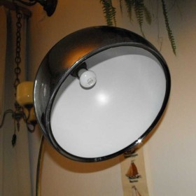 Mosiężna lampa podłogowa z metalowym kloszem