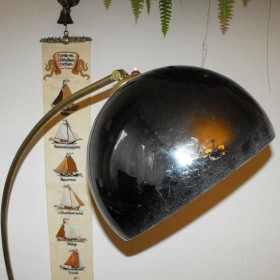 Mosiężna lampa podłogowa z metalowym kloszem