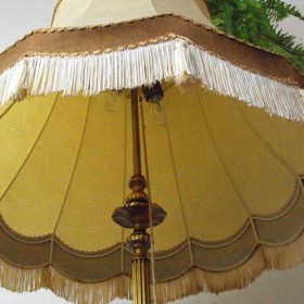 Mosiężna, ładnie zdobiona lampa podłogowa na trzech nogach