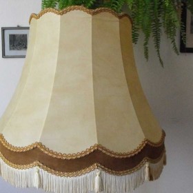 Mosiężna, ładnie zdobiona lampa podłogowa na trzech nogach