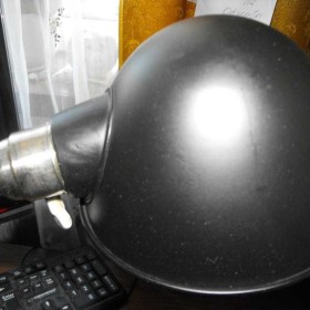 Metalowa lampka mocowana do blatu.