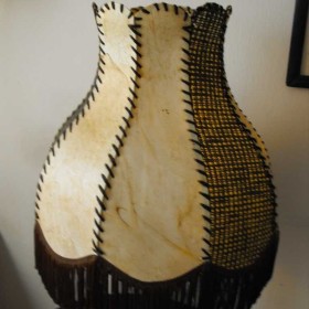 Elegancka, mosiężna lampa gabinetowa - skórzany abażur