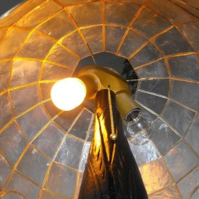 Drewniana, rzeźbiona lampa - witraż z masy perłowej