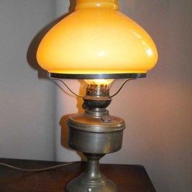 Mosiężna lampa z kloszem w stylu lampy naftowej. Dostawa gratis