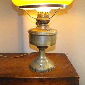 Mosiężna lampa z kloszem w stylu lampy naftowej. Dostawa gratis