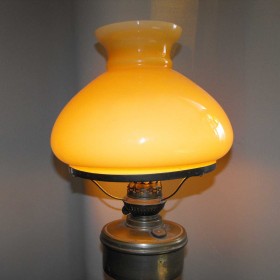 Mosiężna lampa z kloszem w stylu lampy naftowej. Dostawa gratis