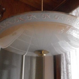 Wisząca lampa/żyrandol z pięknym kloszem-tzw parasolka.