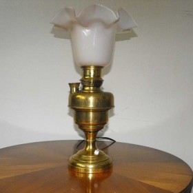 Mosiężna lampa w stylu lampy naftowej - klosz tulipan z kryzą