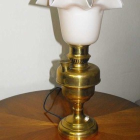 Mosiężna lampa w stylu lampy naftowej - klosz tulipan z kryzą
