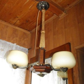 Ładny, trzyramienny żyrandol/lampa z drewna i mosiądzu