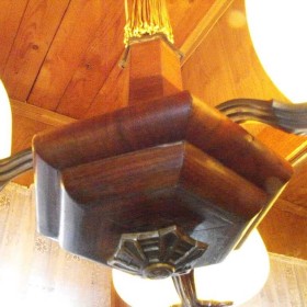 Ładny, trzyramienny żyrandol/lampa z drewna i mosiądzu
