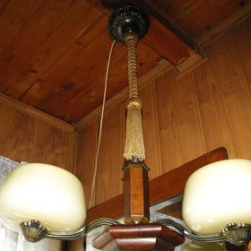 Ładny, trzyramienny żyrandol/lampa z drewna i mosiądzu