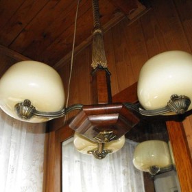 Ładny, trzyramienny żyrandol/lampa z drewna i mosiądzu