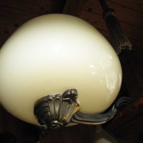 Ładny, trzyramienny żyrandol/lampa z drewna i mosiądzu