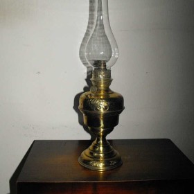 Mosiężna, bogato zdobiona lampa naftowa, Sprawna