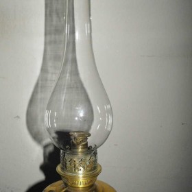 Mosiężna, bogato zdobiona lampa naftowa, Sprawna