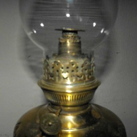 Mosiężna, bogato zdobiona lampa naftowa, Sprawna