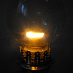 Mosiężna, bogato zdobiona lampa naftowa, Sprawna