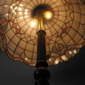 Mosiężna lampa podłogowa z witrażem