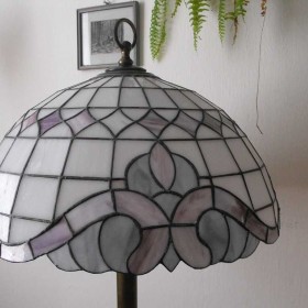 Mosiężna lampa podłogowa z witrażem