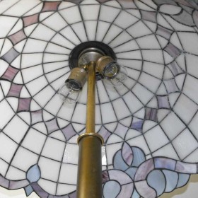 Mosiężna lampa podłogowa z witrażem