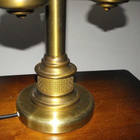 Trzyramienna, mosiężna lampa gabinetowa z dużym kloszem