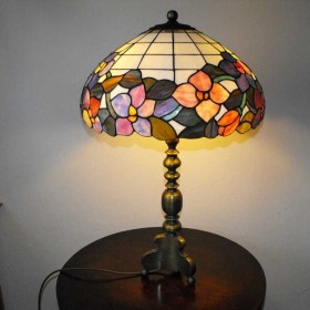 Piękna, mosiężna lampa na stolik lub komodę