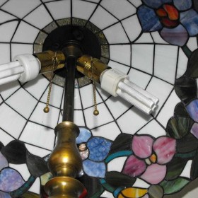 Piękna, mosiężna lampa na stolik lub komodę