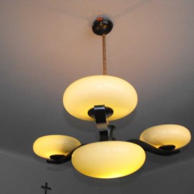 Trzyramienny, drewniany żyrandol/lampa z kloszami i amplą.