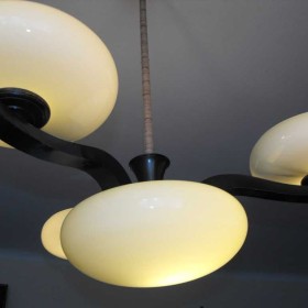 Trzyramienny, drewniany żyrandol/lampa z kloszami i amplą.