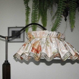 Stara, wysoka lampa podłogowa z abażurem - ruchome ramię