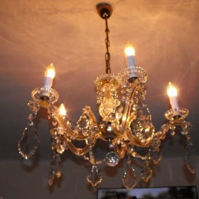 Ładny, pięcioramienny żyrandol/lampa z kryształami