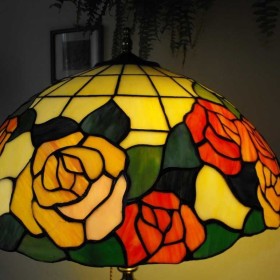 Piękna, mosiężna lampa podłogowa - klosz witraż w stylu Tiffany