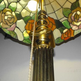 Piękna, mosiężna lampa podłogowa - klosz witraż w stylu Tiffany