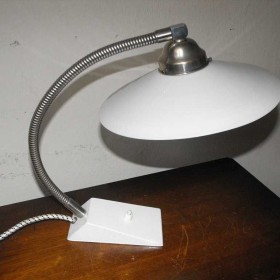 Funkcjonalna lampka gabinetowa z kloszem