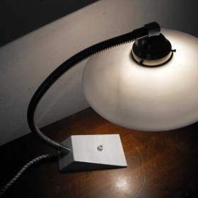 Funkcjonalna lampka gabinetowa z kloszem