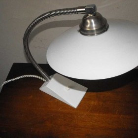 Funkcjonalna lampka gabinetowa z kloszem