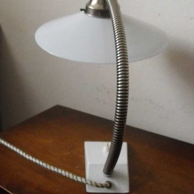 Funkcjonalna lampka gabinetowa z kloszem