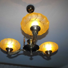 Trzyramienny, mosiężny żyrandol/lampa z kloszami