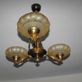 Trzyramienny, mosiężny żyrandol/lampa z kloszami