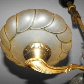 Trzyramienny, mosiężny żyrandol/lampa z kloszami