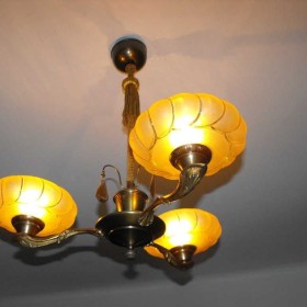 Trzyramienny, mosiężny żyrandol/lampa z kloszami