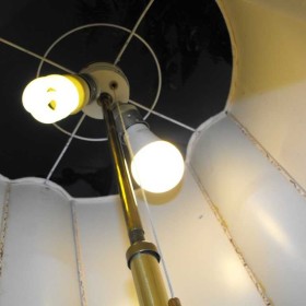 Mosiężna lampa podłogowa z abażurem