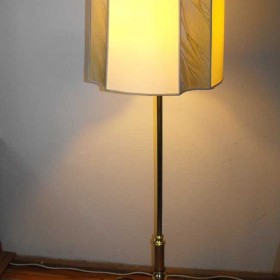 Mosiężna lampa podłogowa z abażurem