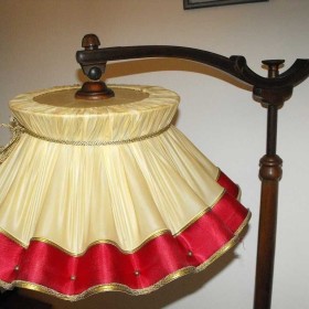 Okazała, drewniana lampa podłogowa ze stolikiem