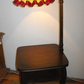 Okazała, drewniana lampa podłogowa ze stolikiem